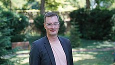 Auf dem Bild ist der Mitarbeiter Jan Kuhn zu sehen.